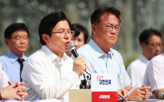 황교안 자유한국당 대표가 지난 16일 서울 종로구 청와대 사랑채 앞에서 열린 긴급 국가안보대책회의에서 발언하고 있다. 연합뉴스